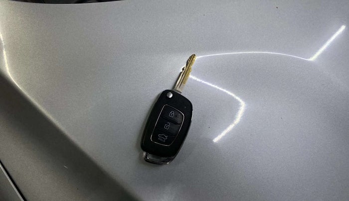2021 Hyundai AURA S 1.2 CNG, CNG, Manual, 52,261 km, Key Close Up