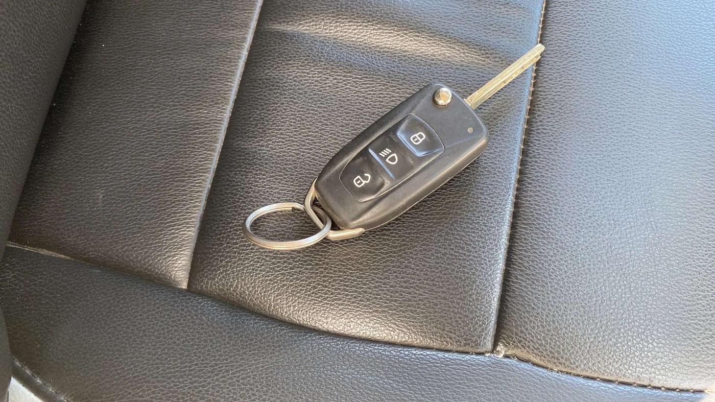 2018 Tata NEXON XM PETROL, Petrol, Manual, 32,777 km, Key Close Up