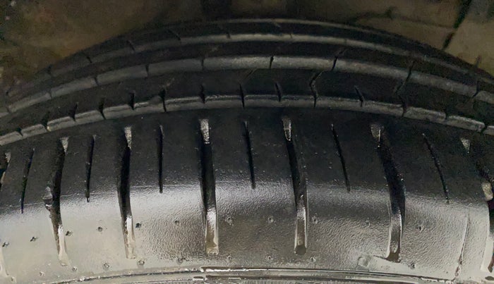 2019 Maruti Ciaz ALPHA 1.5 SHVS PETROL, Petrol, Manual, 43,374 km, Right Front Tyre Tread
