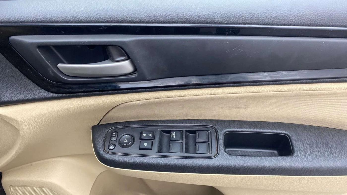 2019 Honda Amaze 1.2L I-VTEC VX CVT, Petrol, Automatic, 38,084 km, Driver Side Door Panels Control