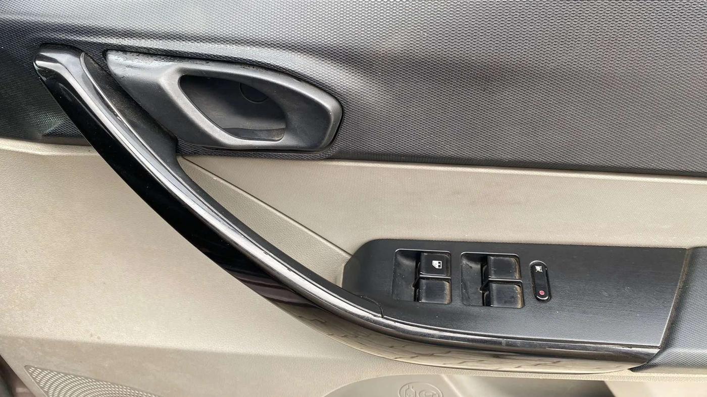 2018 Tata Tiago XT PETROL, Petrol, Manual, 35,497 km, Driver Side Door Panels Control