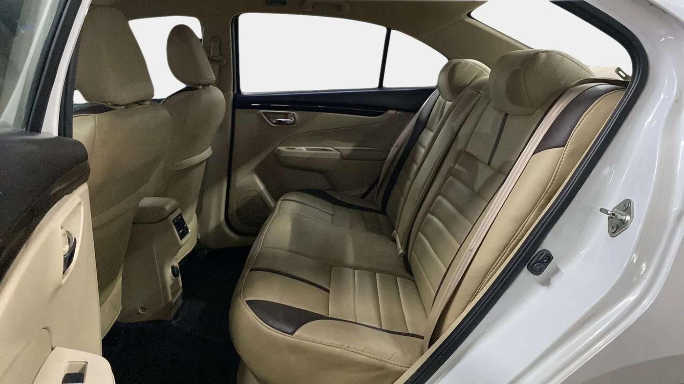 2016 Maruti Ciaz ZXI, Petrol, Manual, 49,967 km, Right Side Rear Door Cabin