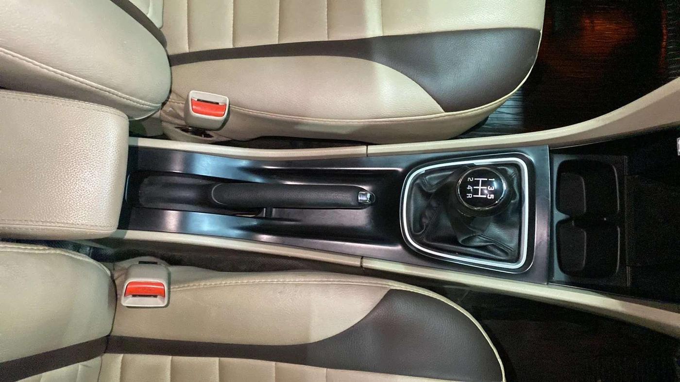 2016 Maruti Ciaz ZXI, Petrol, Manual, 49,967 km, Gear Lever