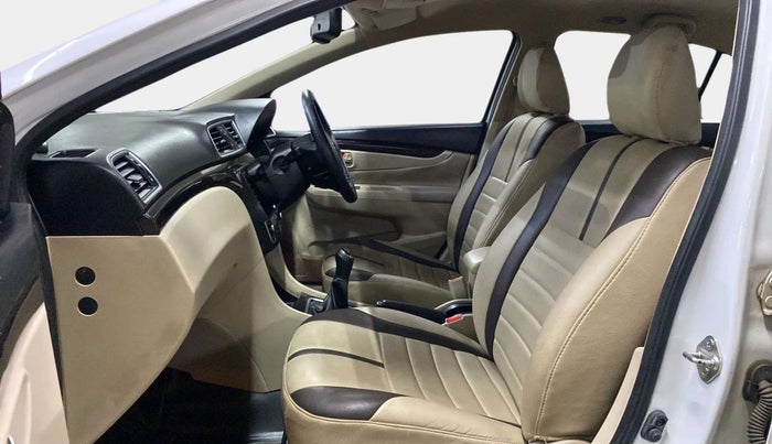 2016 Maruti Ciaz ZXI, Petrol, Manual, 49,967 km, Right Side Front Door Cabin