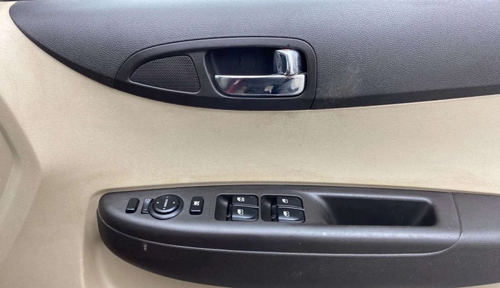2013 Hyundai i20 SPORTZ 1.2, Petrol, Manual, 31,264 km, Driver Side Door Panels Control