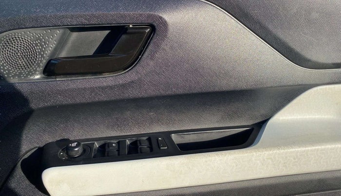 2022 Tata PUNCH ACCOMPLISHED MT, Petrol, Manual, 38,219 km, Driver Side Door Panels Control