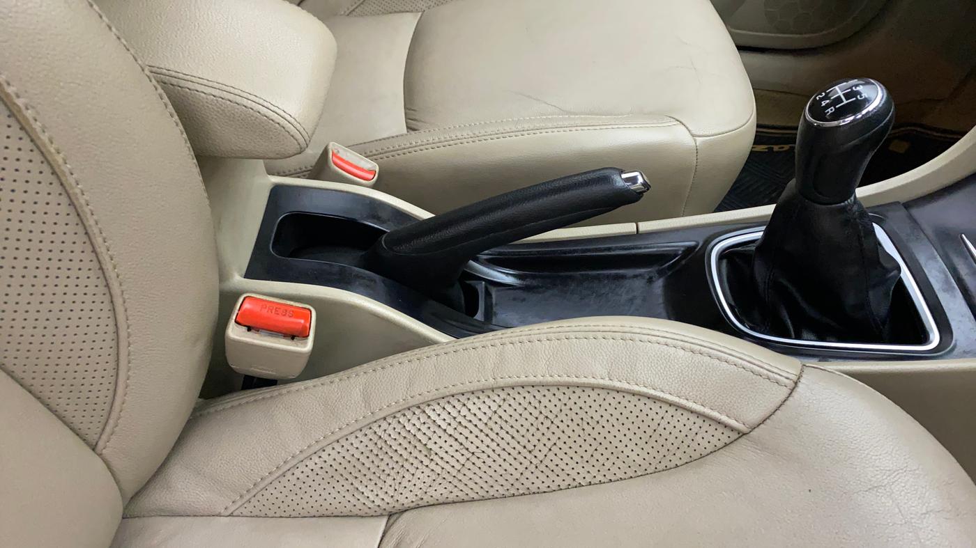 2015 Maruti Ciaz ZXI+, Petrol, Manual, 96,372 km, Gear Lever