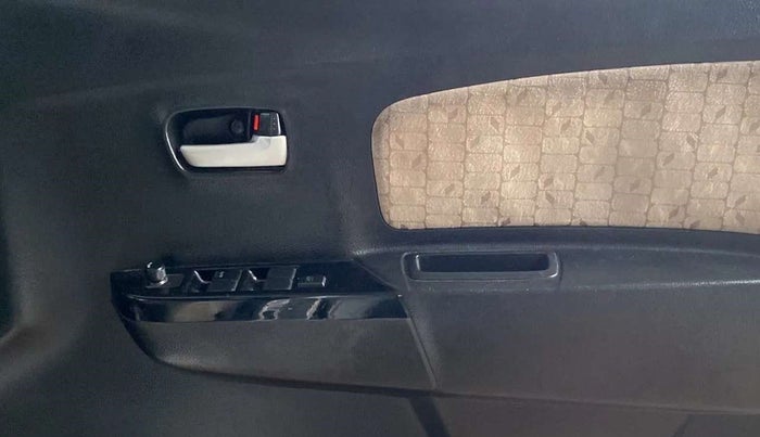 2017 Maruti Wagon R 1.0 VXI, CNG, Manual, 79,904 km, Driver Side Door Panels Control