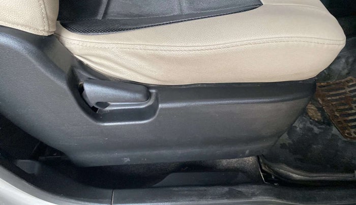 2017 Maruti Wagon R 1.0 VXI, CNG, Manual, 79,904 km, Driver Side Adjustment Panel