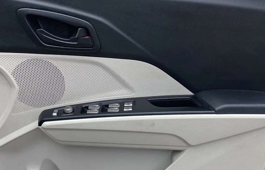 2022 Mahindra XUV300 W6 1.2 PETROL AMT, Petrol, Automatic, 7,701 km, Driver Side Door Panels Control