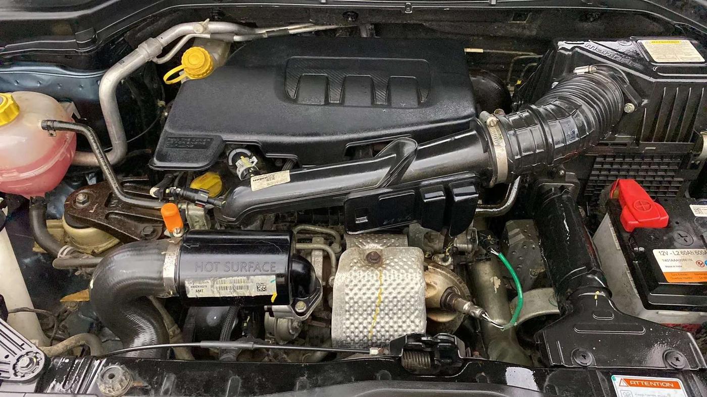 2022 Mahindra XUV300 W6 1.2 PETROL AMT, Petrol, Automatic, 7,701 km, Open Bonet