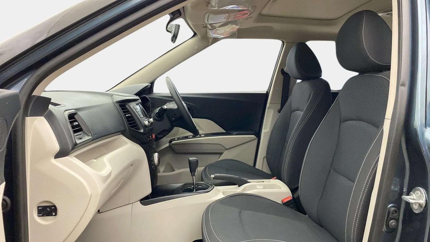 2022 Mahindra XUV300 W6 1.2 PETROL AMT, Petrol, Automatic, 7,701 km, Right Side Front Door Cabin