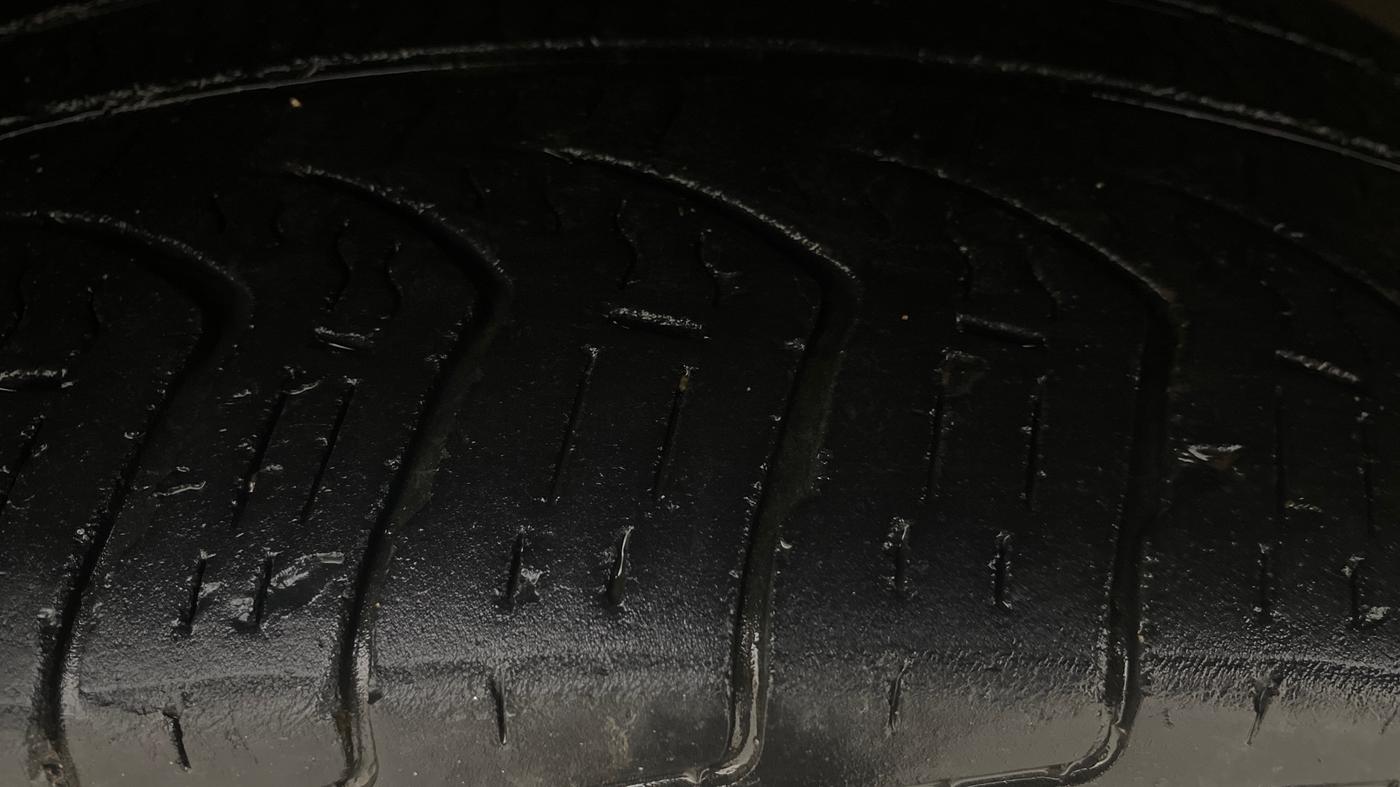 2017 Volkswagen TIGUAN COMFORTLINE TDI AT, Diesel, Automatic, 97,789 km, Left Front Tyre Tread