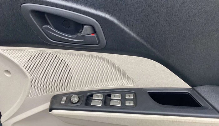 2019 Mahindra XUV300 W6 1.2 PETROL, Petrol, Manual, 23,173 km, Driver Side Door Panels Control