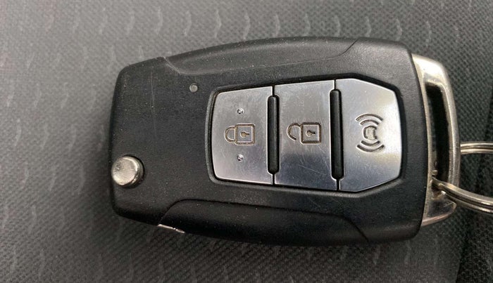 2019 Mahindra XUV300 W6 1.2 PETROL, Petrol, Manual, 23,173 km, Key Close Up
