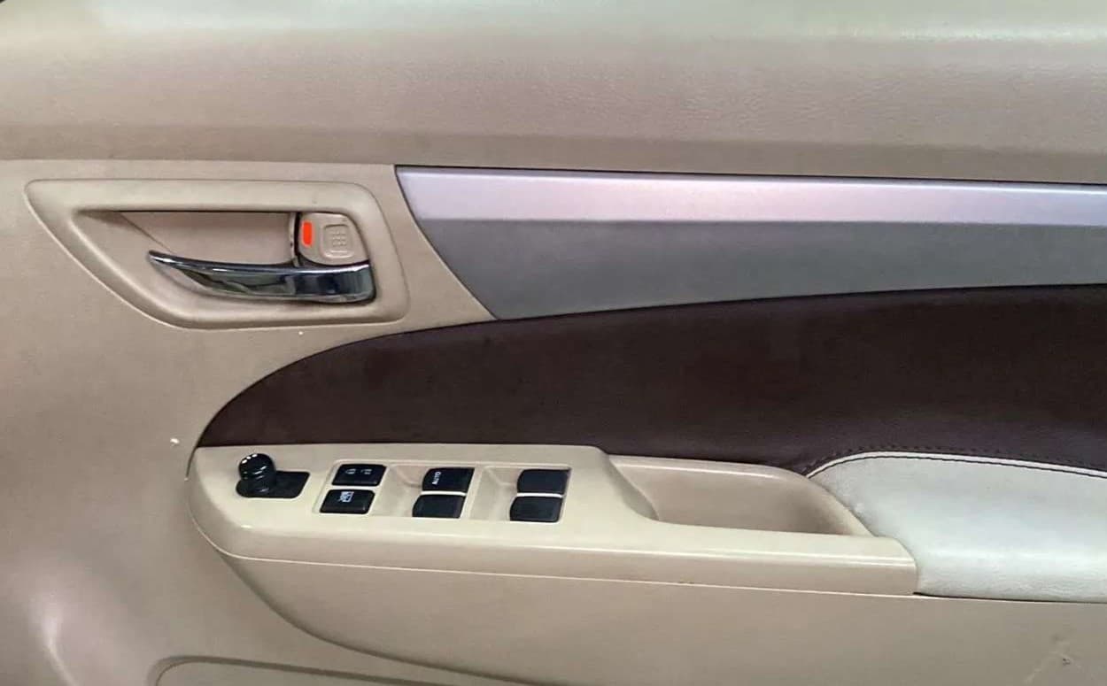 2012 Maruti Ertiga ZXI, CNG, Manual, 84,633 km, Driver Side Door Panels Control