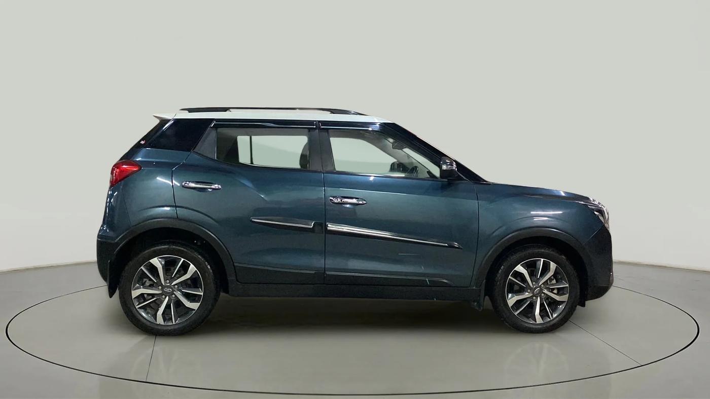 2021 Mahindra XUV300 W8 (O) 1.2 PETROL AMT DUAL TONE, Petrol, Automatic, 23,579 km, Right Side View