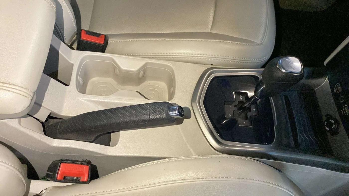 2021 Mahindra XUV300 W8 (O) 1.2 PETROL AMT DUAL TONE, Petrol, Automatic, 23,579 km, Gear Lever