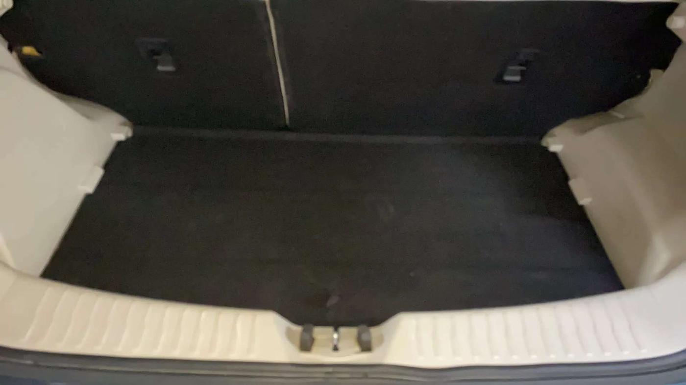 2021 Mahindra XUV300 W8 (O) 1.2 PETROL AMT DUAL TONE, Petrol, Automatic, 23,579 km, Boot Inside