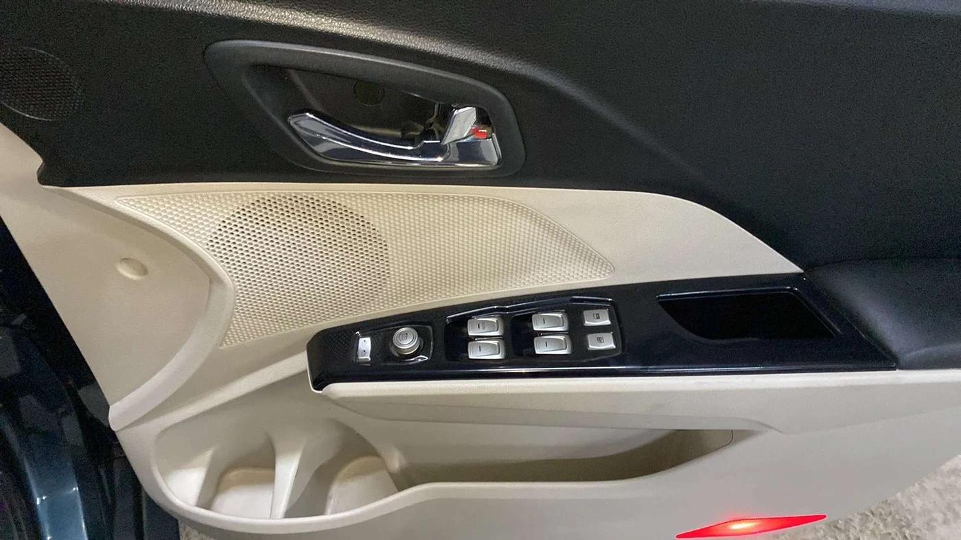 2021 Mahindra XUV300 W8 (O) 1.2 PETROL AMT DUAL TONE, Petrol, Automatic, 23,579 km, Driver Side Door Panels Control
