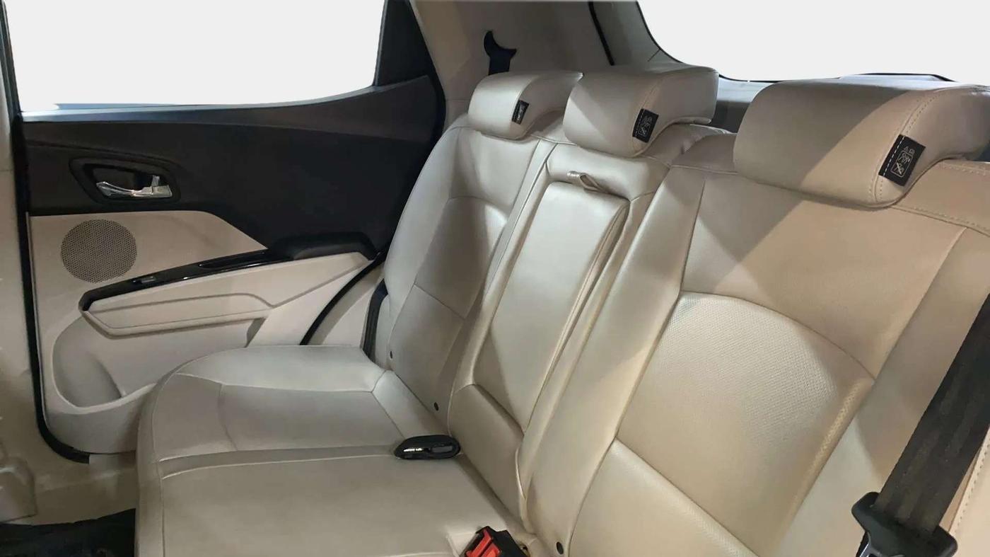 2021 Mahindra XUV300 W8 (O) 1.2 PETROL AMT DUAL TONE, Petrol, Automatic, 23,579 km, Right Side Rear Door Cabin