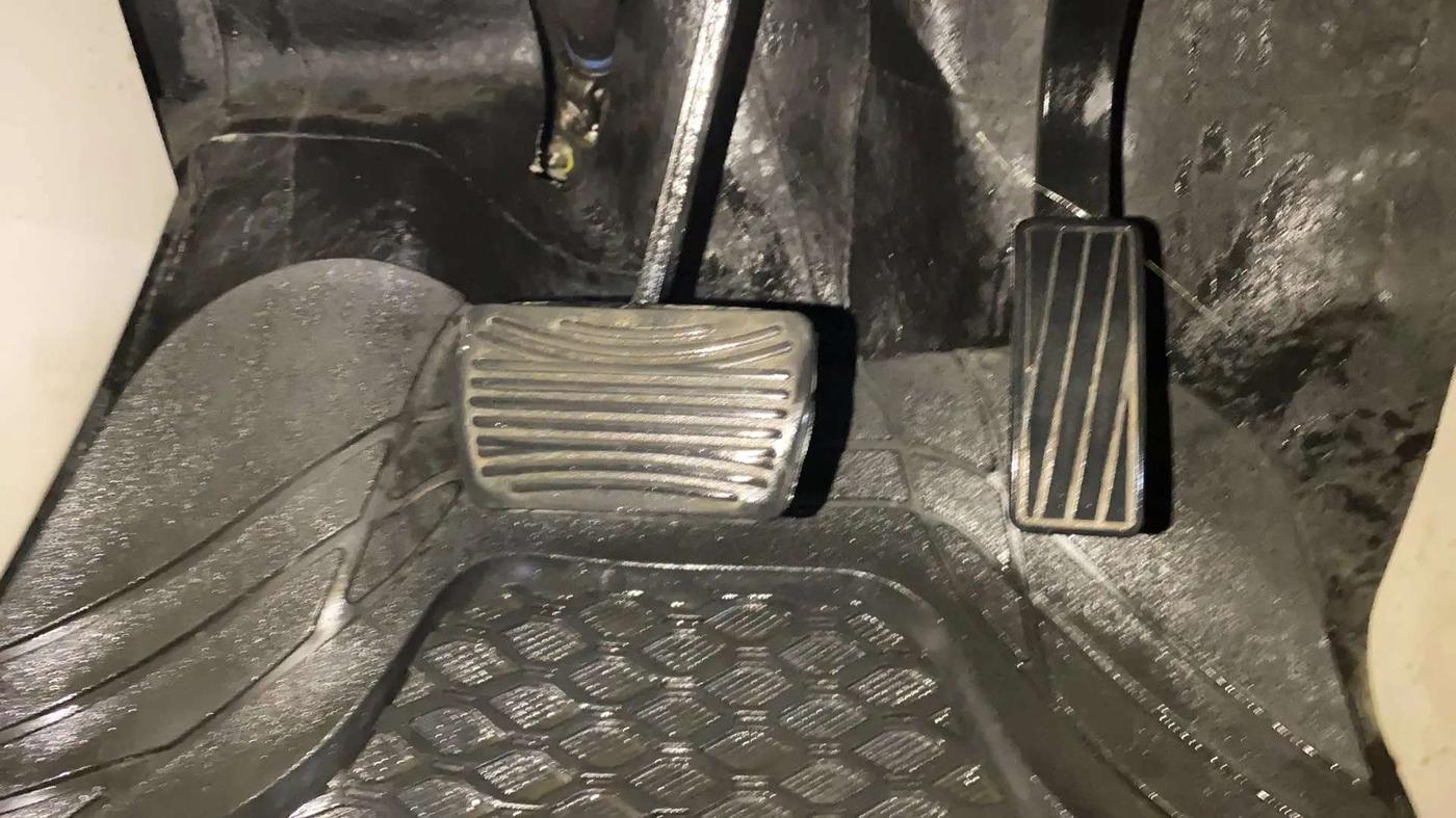 2021 Mahindra XUV300 W8 (O) 1.2 PETROL AMT DUAL TONE, Petrol, Automatic, 23,579 km, Pedals