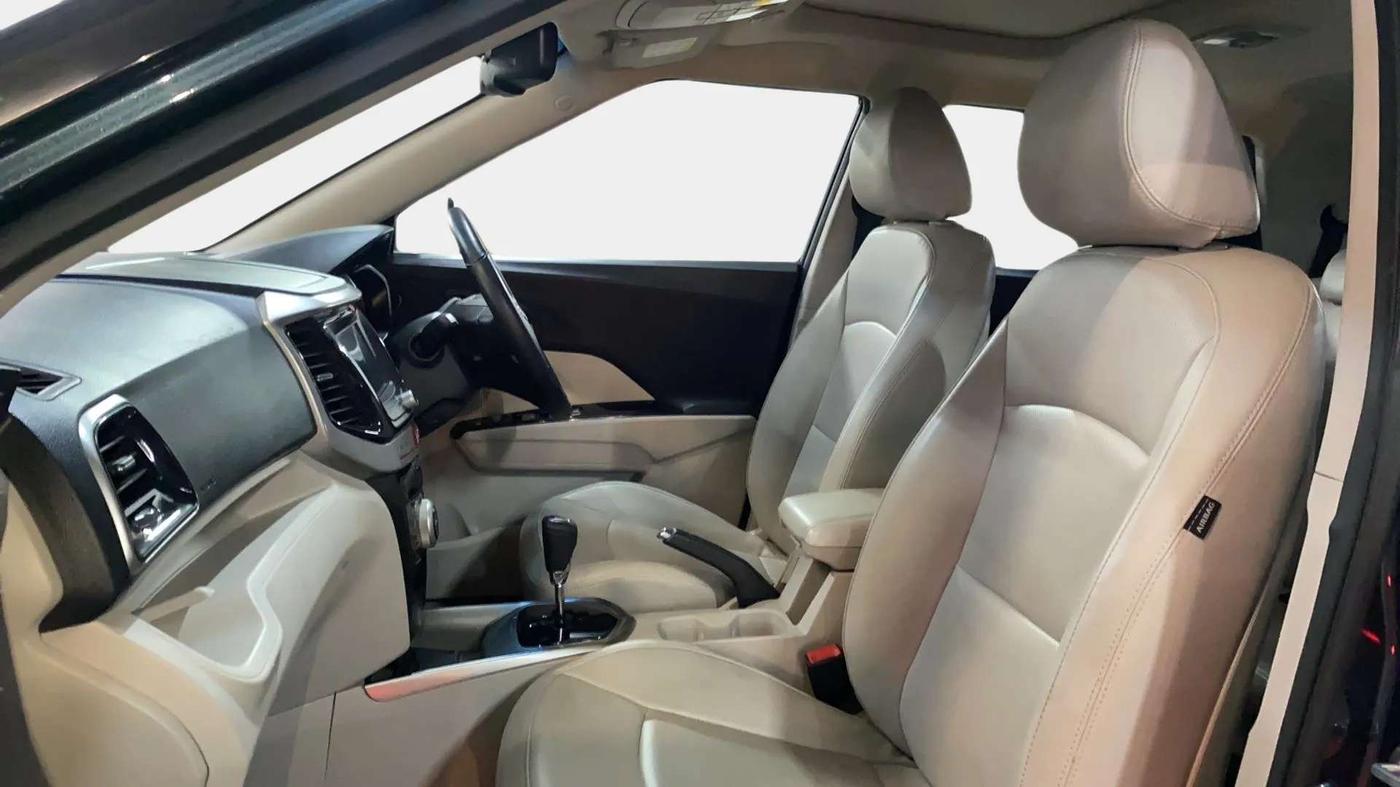 2021 Mahindra XUV300 W8 (O) 1.2 PETROL AMT DUAL TONE, Petrol, Automatic, 23,579 km, Right Side Front Door Cabin
