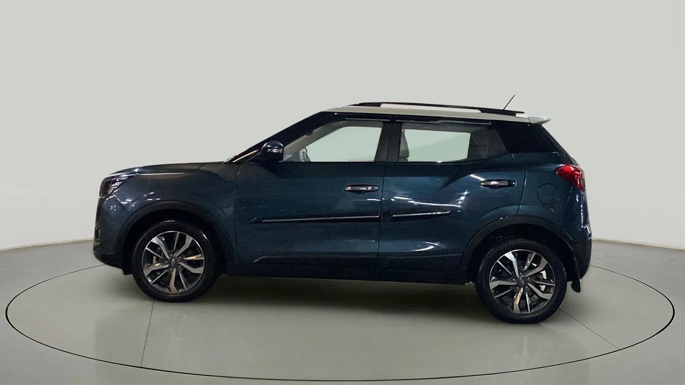 2021 Mahindra XUV300 W8 (O) 1.2 PETROL AMT DUAL TONE, Petrol, Automatic, 23,579 km, Left Side
