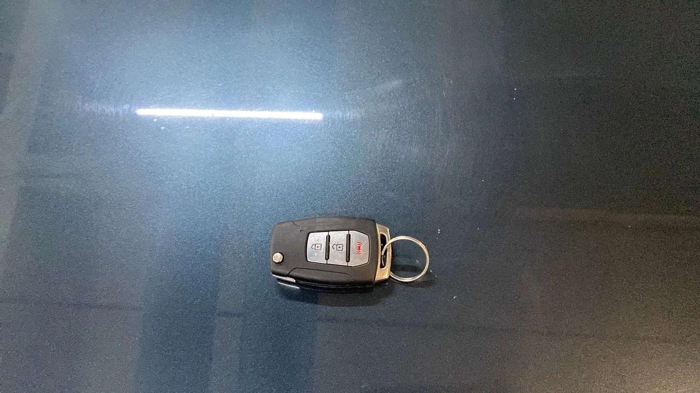 2021 Mahindra XUV300 W8 (O) 1.2 PETROL AMT DUAL TONE, Petrol, Automatic, 23,579 km, Key Close Up