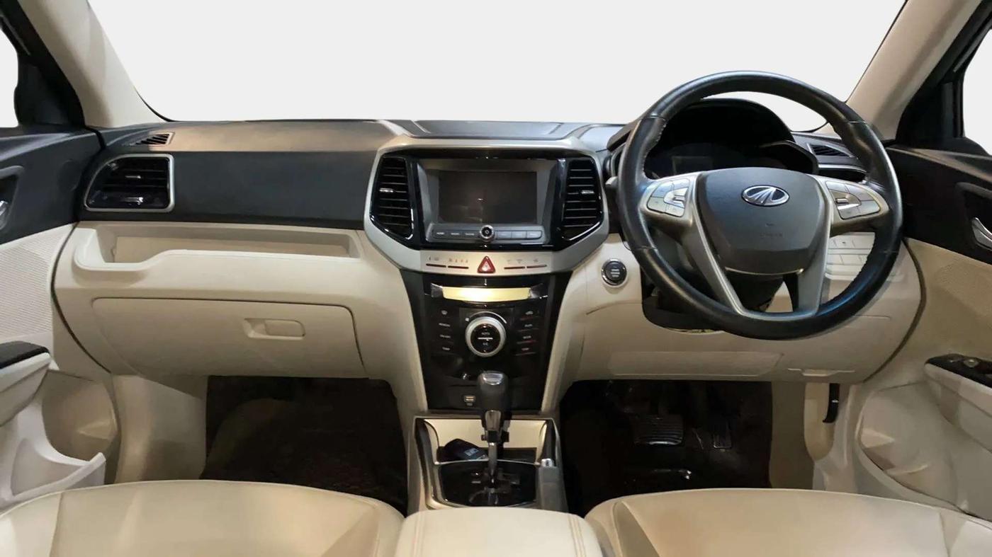 2021 Mahindra XUV300 W8 (O) 1.2 PETROL AMT DUAL TONE, Petrol, Automatic, 23,579 km, Dashboard