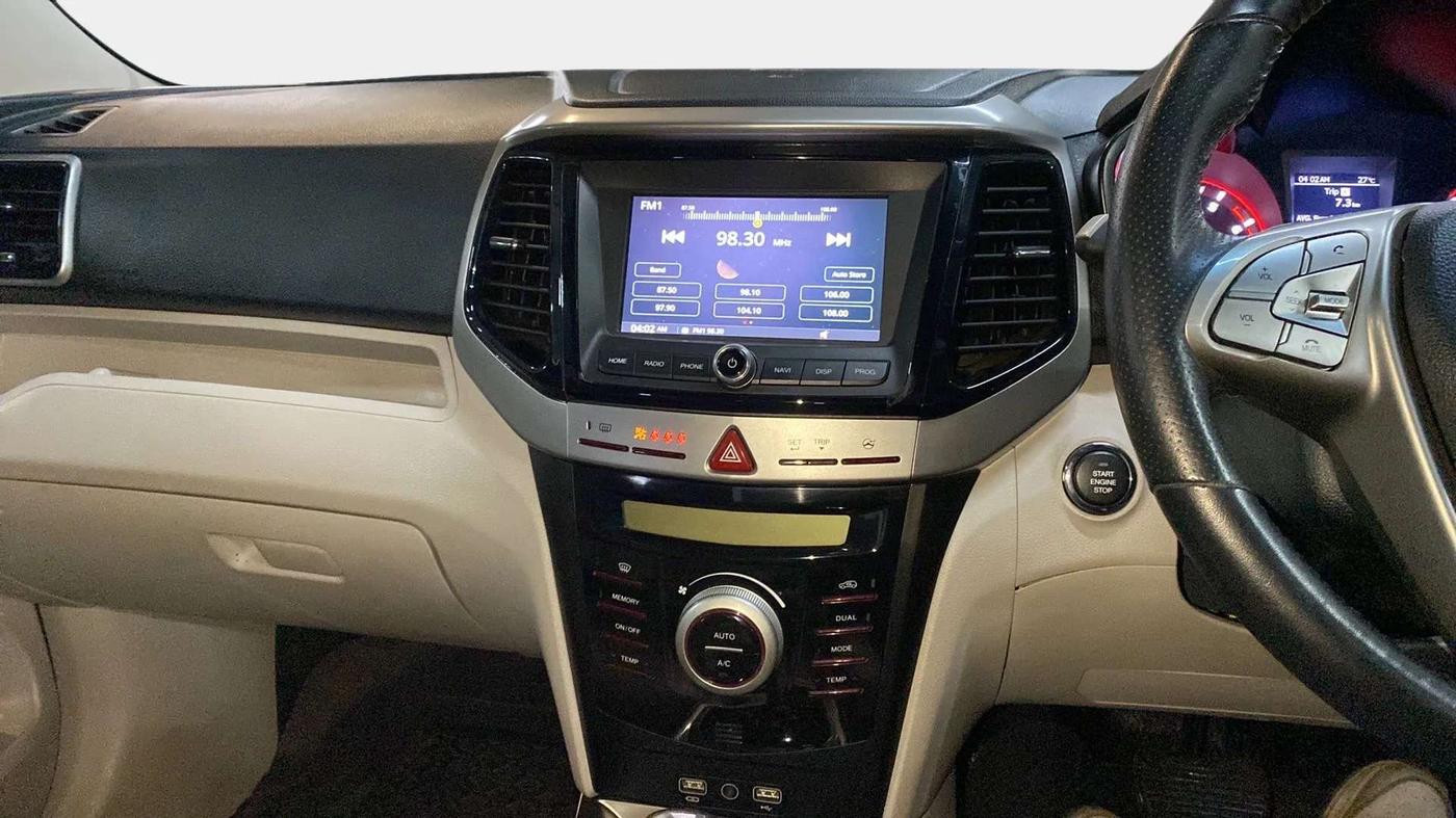 2021 Mahindra XUV300 W8 (O) 1.2 PETROL AMT DUAL TONE, Petrol, Automatic, 23,579 km, Air Conditioner