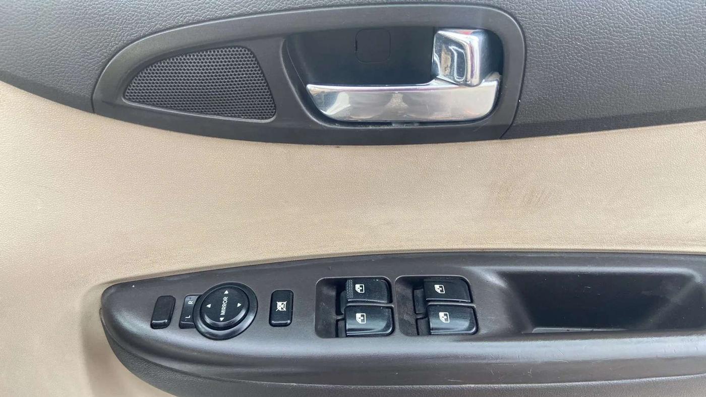 2013 Hyundai i20 MAGNA (O) 1.2, Petrol, Manual, 61,180 km, Driver Side Door Panels Control