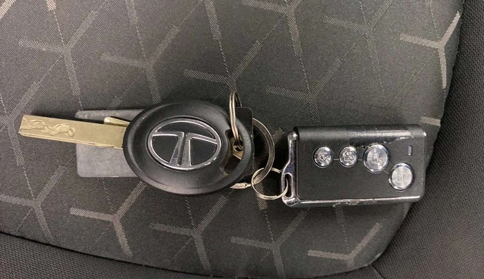 2020 Tata NEXON XE PETROL, Petrol, Manual, 22,604 km, Key Close Up