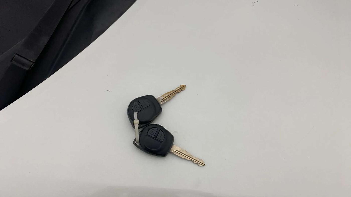 2016 Maruti Swift VXI, Petrol, Manual, 60,341 km, Key Close Up