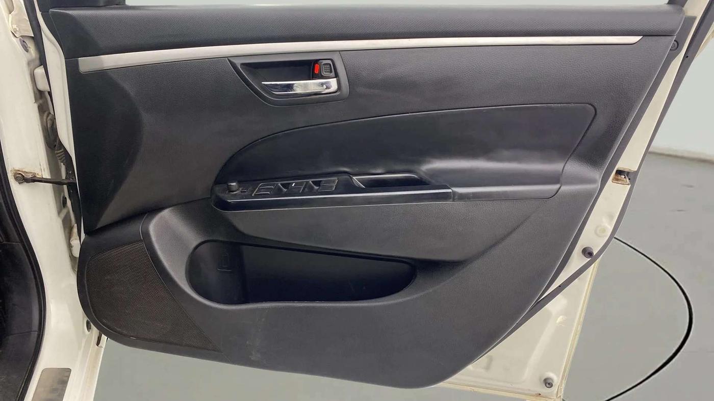 2016 Maruti Swift VXI, Petrol, Manual, 60,341 km, Driver Side Door Panels Control