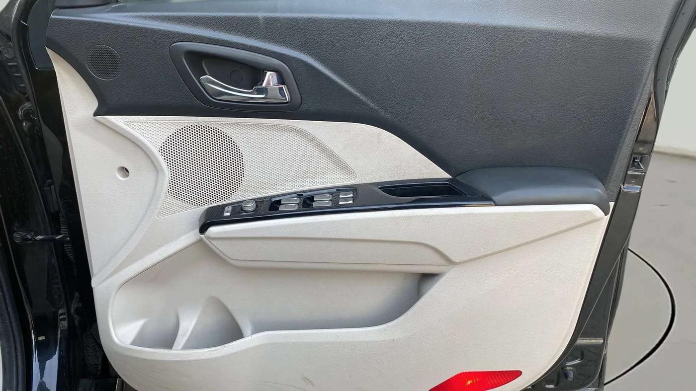 2021 Mahindra XUV300 W8 (O) 1.2 PETROL, Petrol, Manual, 48,545 km, Driver Side Door Panels Control