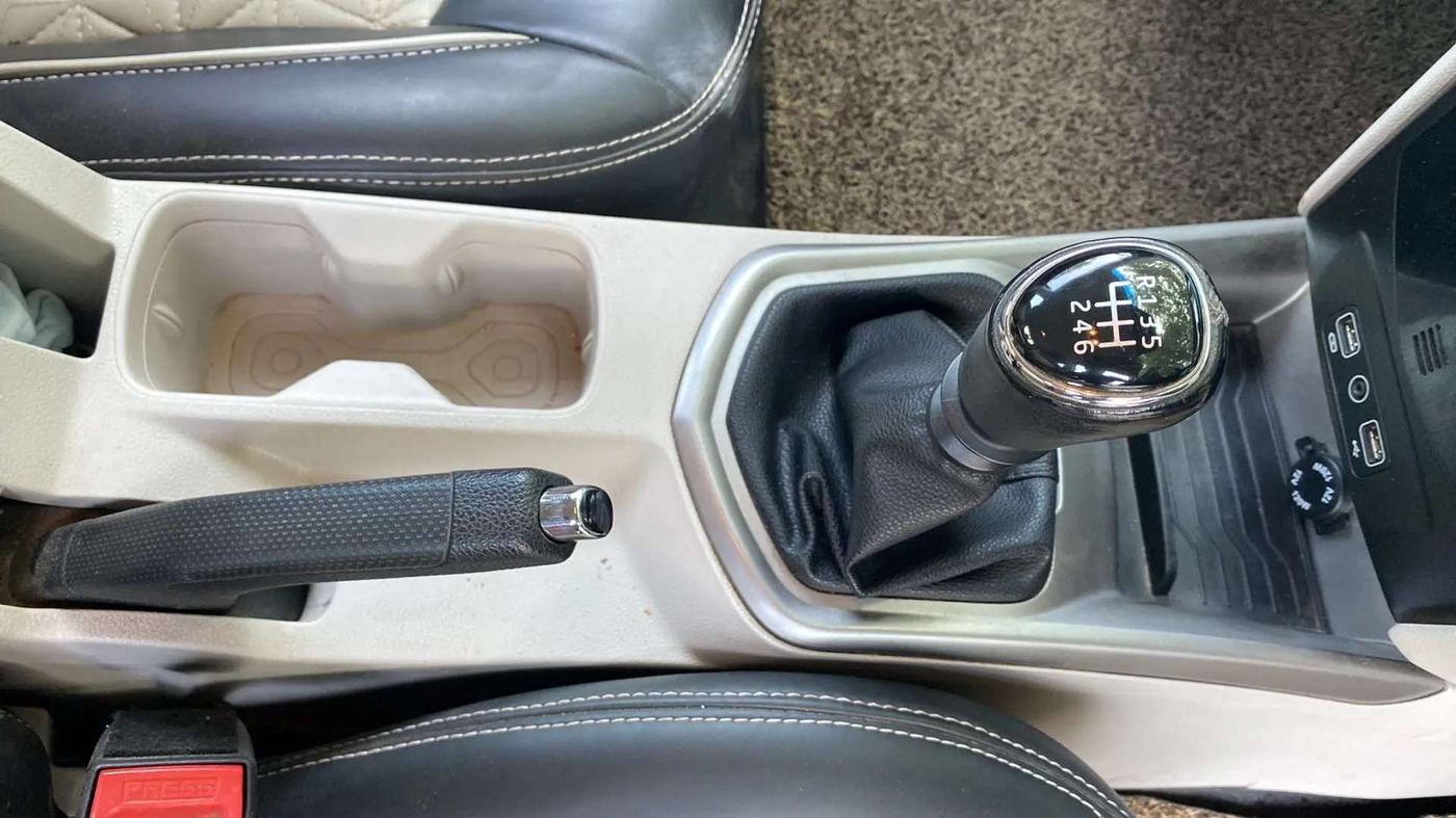 2021 Mahindra XUV300 W8 (O) 1.2 PETROL, Petrol, Manual, 48,545 km, Gear Lever