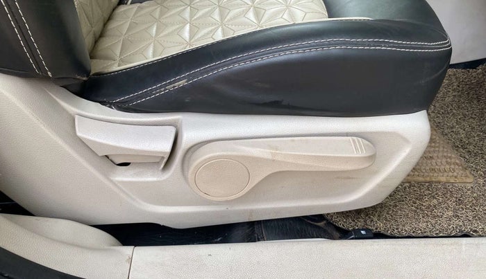 2021 Mahindra XUV300 W8 (O) 1.2 PETROL, Petrol, Manual, 48,545 km, Driver Side Adjustment Panel