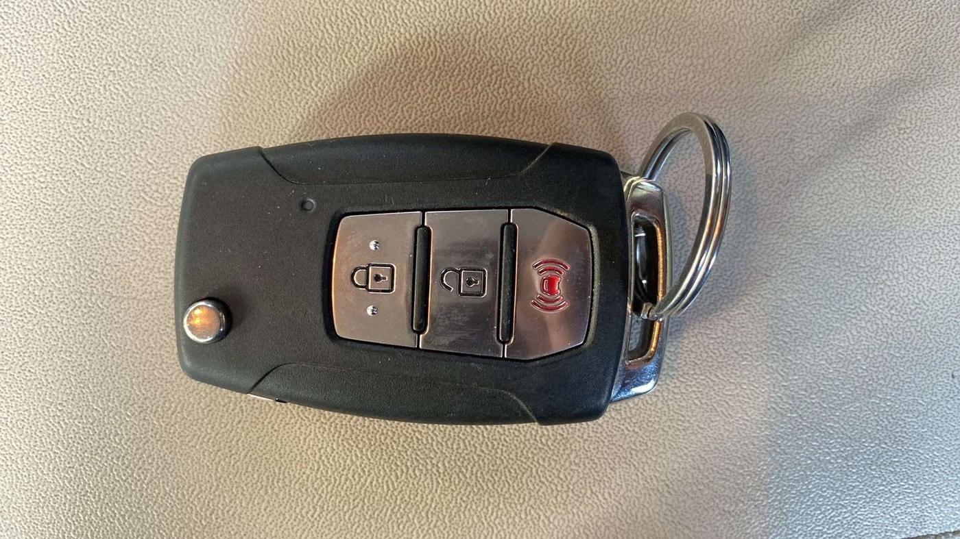 2021 Mahindra XUV300 W8 (O) 1.2 PETROL, Petrol, Manual, 48,545 km, Key Close Up