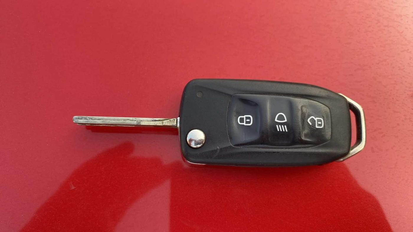 2018 Tata NEXON XM PETROL, Petrol, Manual, 82,779 km, Key Close Up