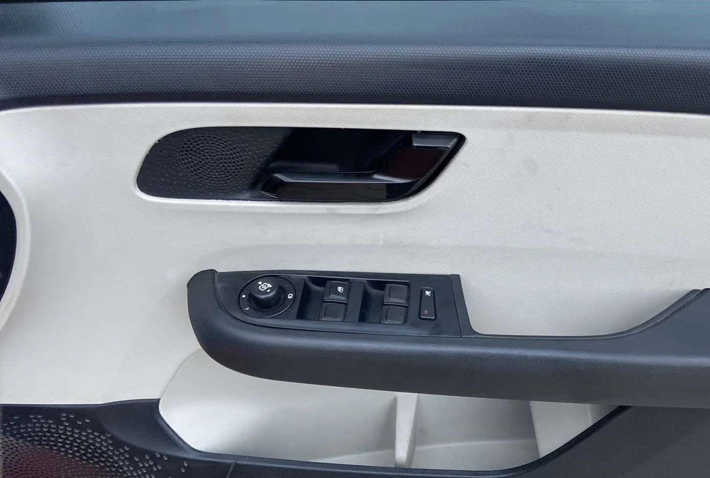2021 Tata ALTROZ XT PETROL, Petrol, Manual, 39,535 km, Driver Side Door Panels Control