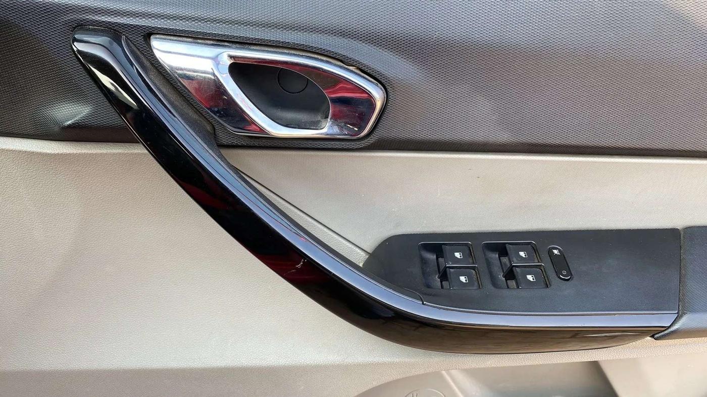 2017 Tata Tiago XZA PETROL, Petrol, Automatic, 1,14,543 km, Driver Side Door Panels Control