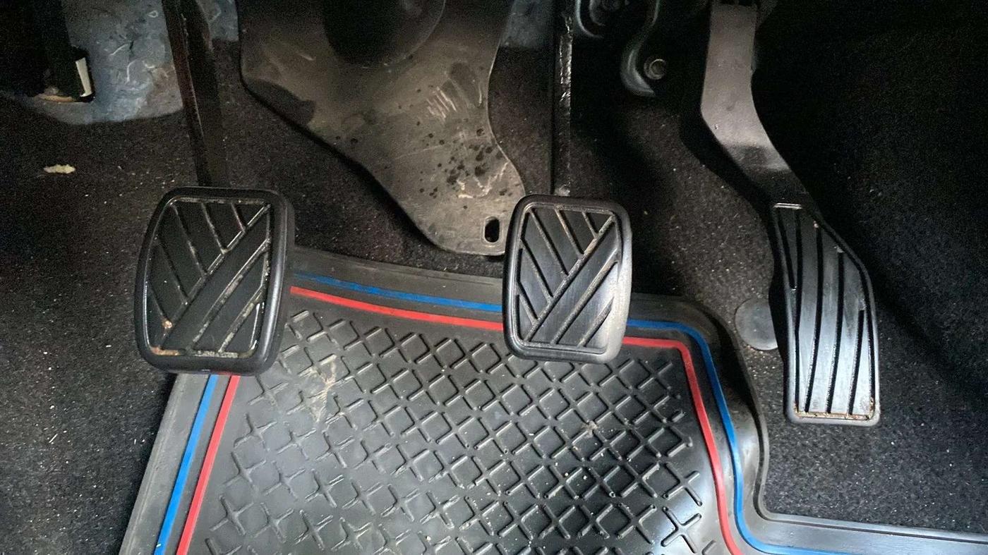 2014 Maruti Swift VXI, Petrol, Manual, 1,05,806 km, Pedals