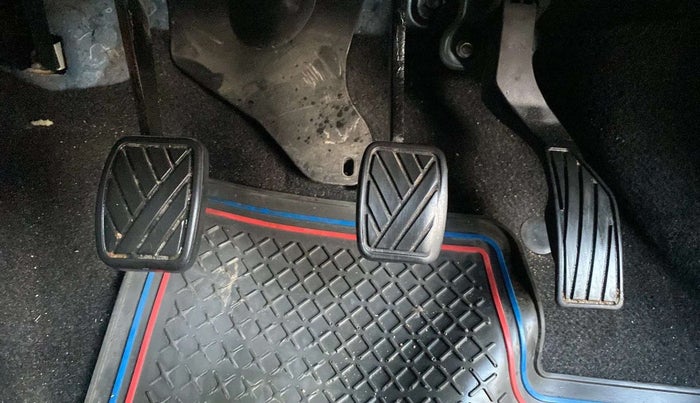 2014 Maruti Swift VXI, Petrol, Manual, 1,05,806 km, Pedals