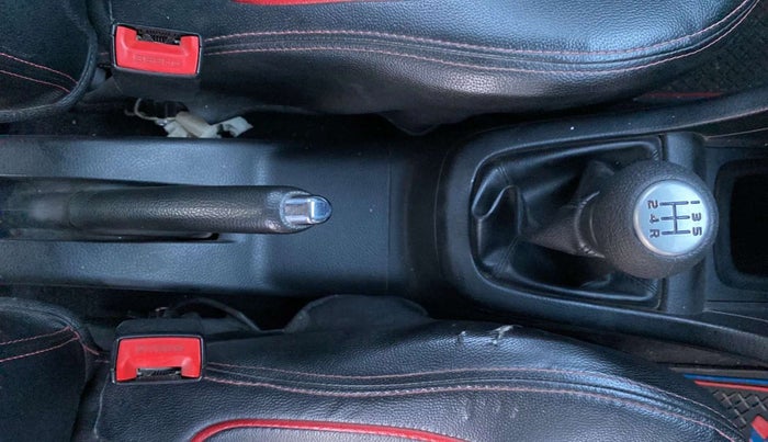2014 Maruti Swift VXI, Petrol, Manual, 1,05,806 km, Gear Lever