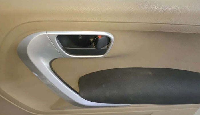 2018 Mahindra TUV300 T10 DUAL TONE, Diesel, Manual, 67,348 km, Driver Side Door Panels Control