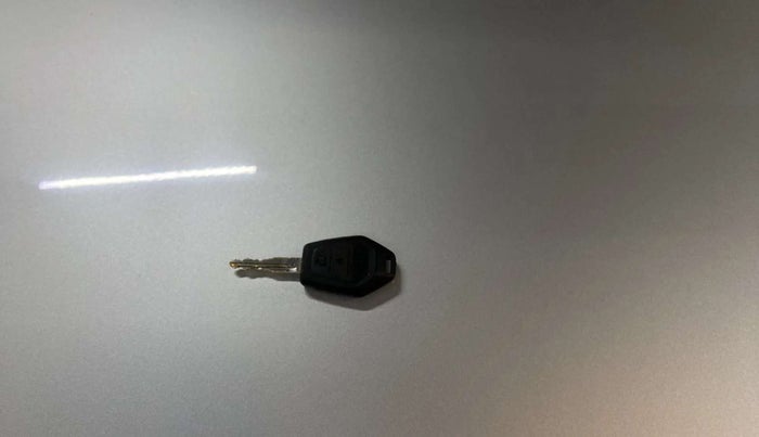 2018 Mahindra TUV300 T10 DUAL TONE, Diesel, Manual, 67,348 km, Key Close Up
