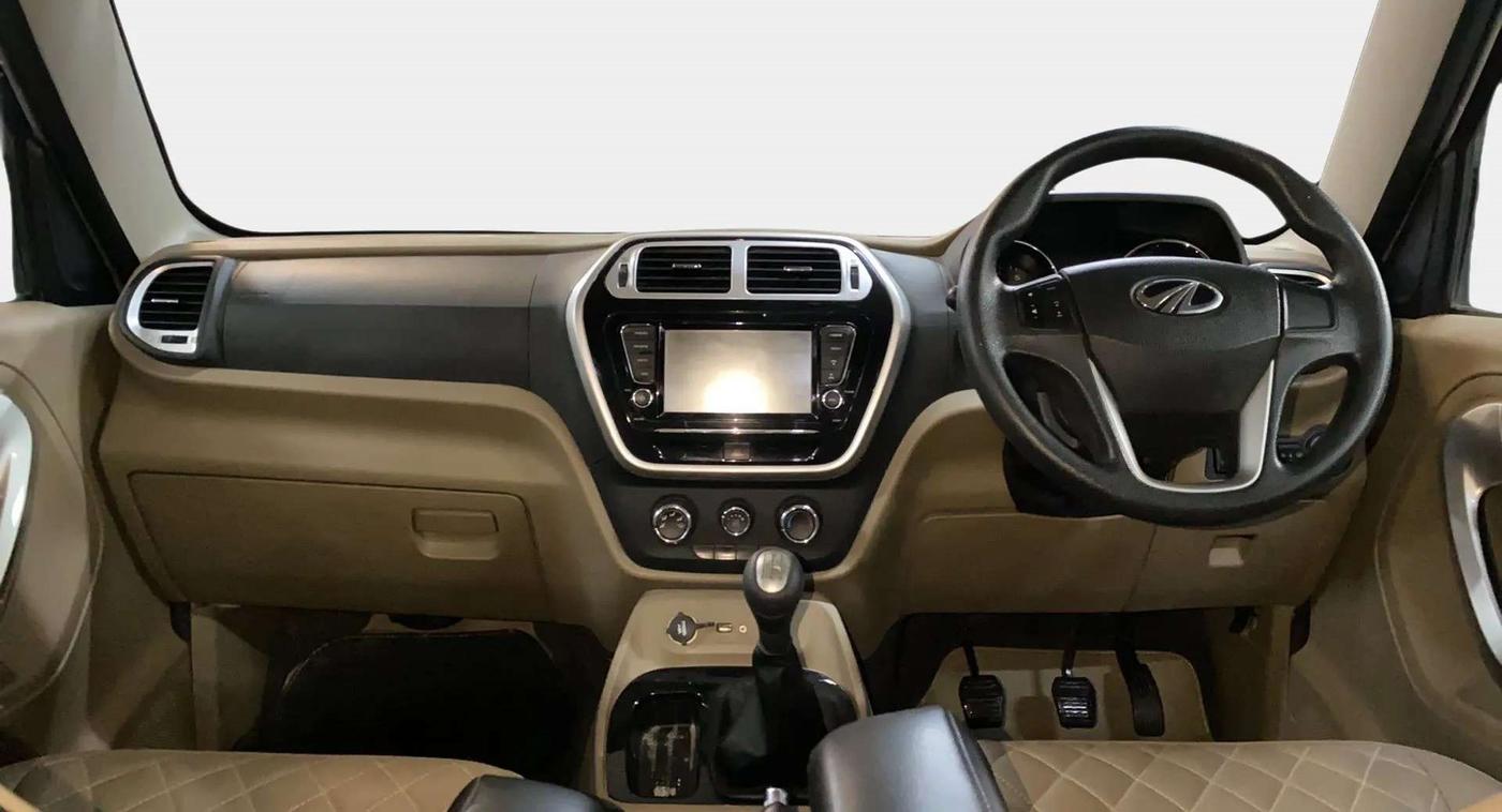 2018 Mahindra TUV300 T10 DUAL TONE, Diesel, Manual, 67,348 km, Dashboard