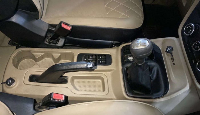2018 Mahindra TUV300 T10 DUAL TONE, Diesel, Manual, 67,348 km, Gear Lever