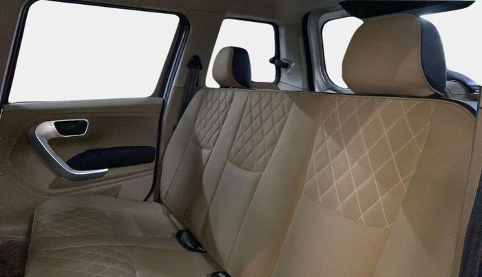 2018 Mahindra TUV300 T10 DUAL TONE, Diesel, Manual, 67,348 km, Right Side Rear Door Cabin